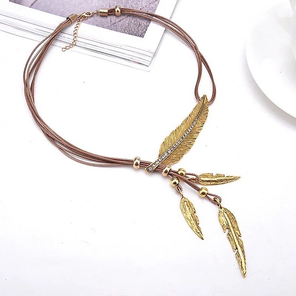 GOLD GLAM LEAF/LEATHER NECKLACE - Picture 2 of 3